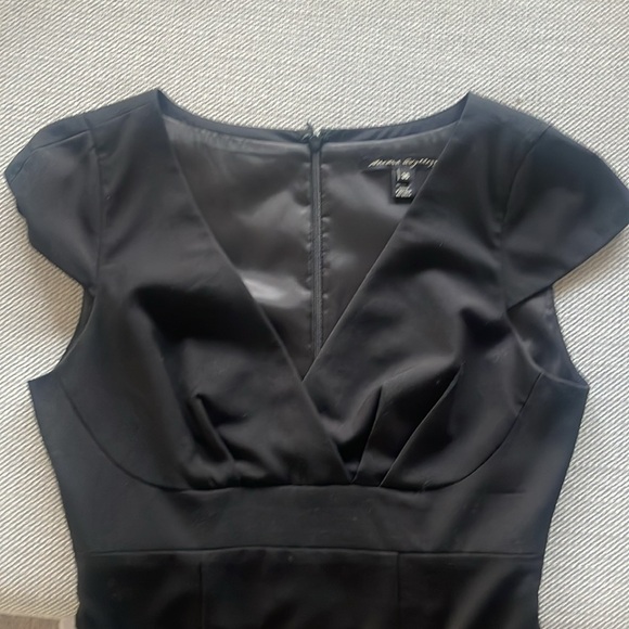 Perfect little black dress. Beautiful seam details at the bust, fitted bottom - Picture 1 of 5